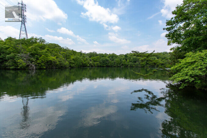 天端より貯水池を見る