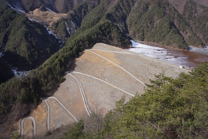 Esempio di diga per sterili: il sito di deposito di Sumiko Bridge.