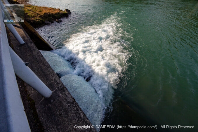赤松川支水路から貯水池に流れ込む水