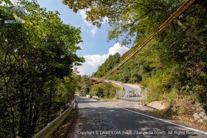 Entrada a las obras de construcción de la carretera de sustitución de la prefectura.