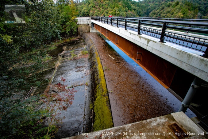 View of the spillway from the left bank