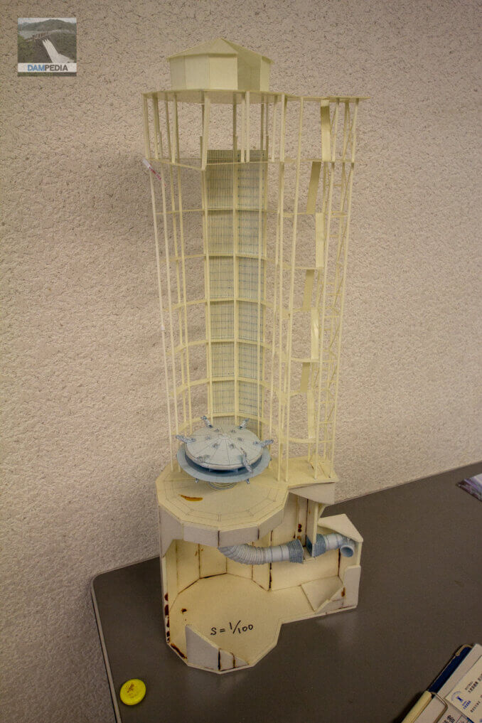 Modello di torre di aspirazione dell'acqua