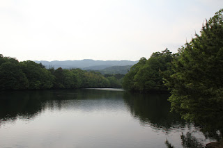 Vista del lago de la presa