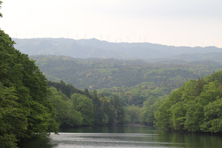 Vista delle turbine eoliche del parco eolico di Aoyama Highland dal bordo superiore.