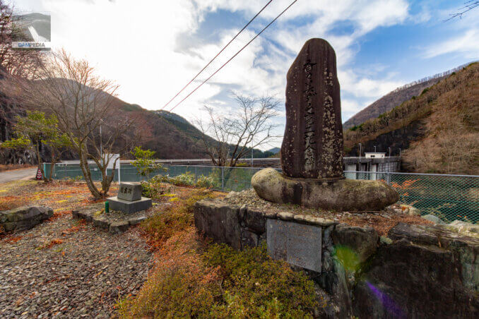 香々美ダム完工記念碑と慰霊碑