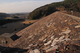 Vista dell'argine a valle dalla riva sinistra.
