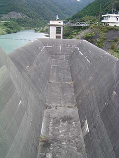 Vista de la descarga de emergencia (lado del lago de la presa)