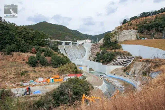 Vista de la cara aguas abajo del terraplén desde ligeramente aguas abajo.