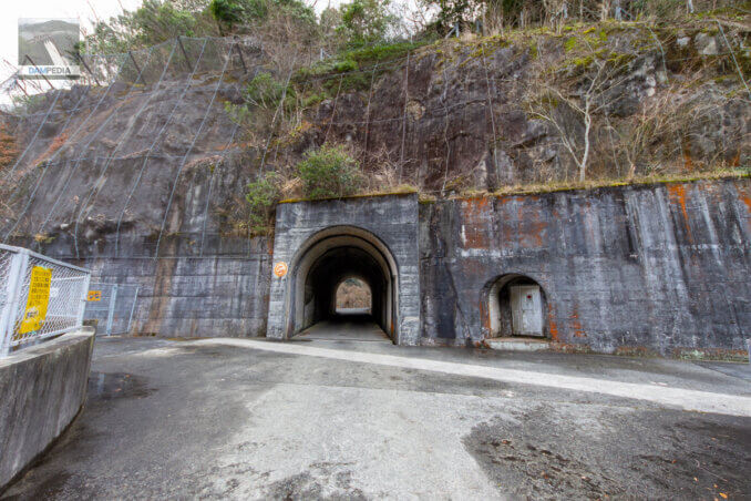 右岸のトンネル