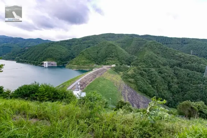 Vista dell'argine della diga del fiume Miso dall'osservatorio della riva destra.