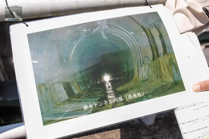 Photographies de l'intérieur du tunnel d'évacuation des eaux résiduelles (drainage).