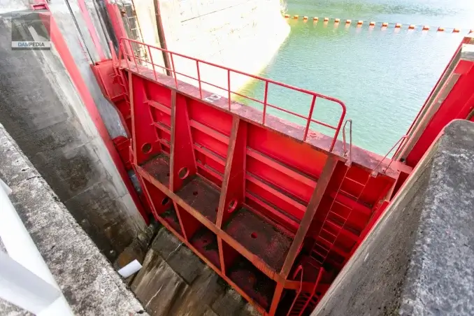 残留水排放隧道的出水口辊闸的隧道侧。