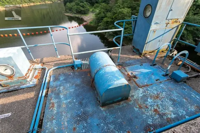 ¿Parte de un elevador de compuerta para un sistema de toma de agua agrícola?