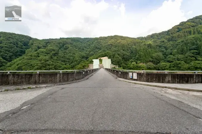 左岸より天端を見る