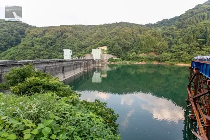 左岸より堤体上流面を見る