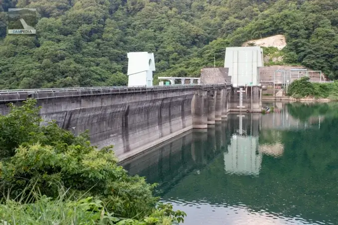 左岸より堤体上流面を見る（ズームアップ）