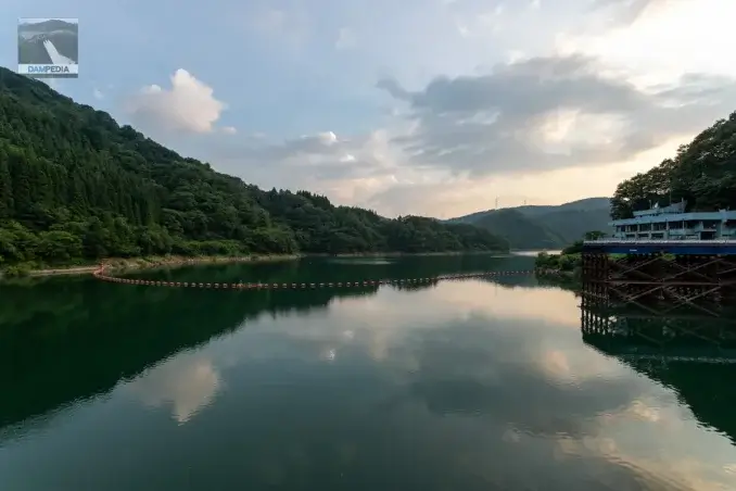 天端より貯水池を見る