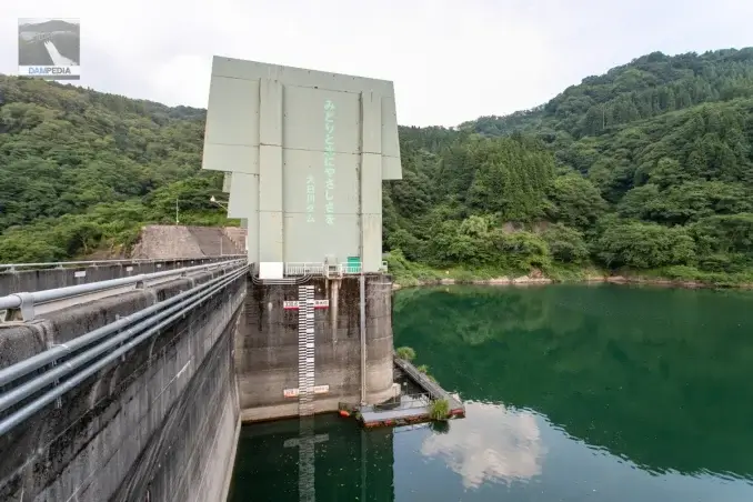 天端より取水設備を見る