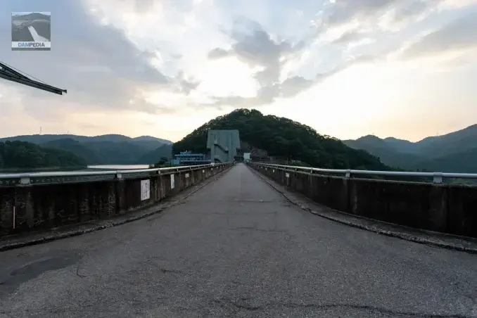 右岸より天端を見る