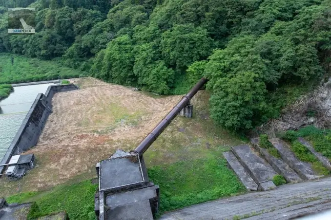 Vue d'un tuyau hydraulique en fer depuis le bord supérieur