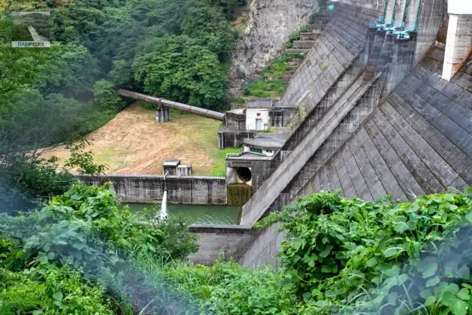 Vue des équipements sur la face aval du talus depuis la rive gauche.