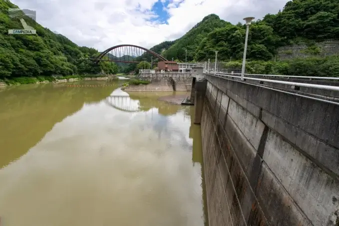 从右岸俯瞰水库和堤坝上游面貌。