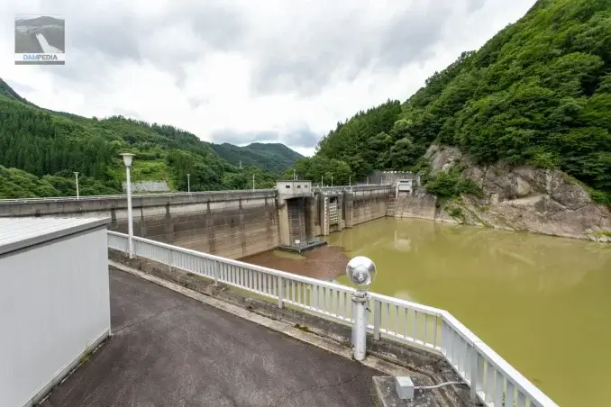 从上游左岸俯瞰堤坝上游面貌。