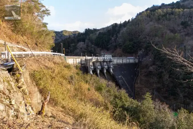 右岸下流の駐車スペースより堤体下流面を見る
