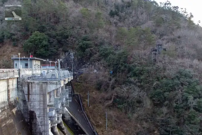 右手に建設時の遺構が