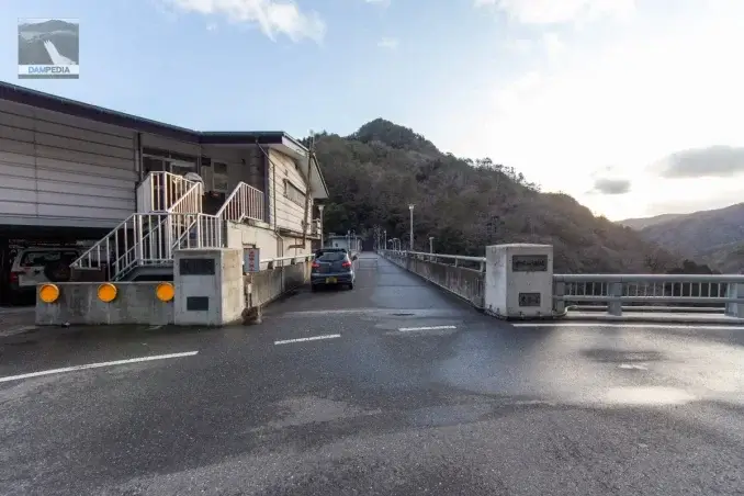 右岸より天端を望む