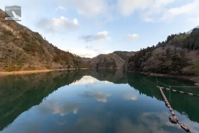 天端より貯水池を見る