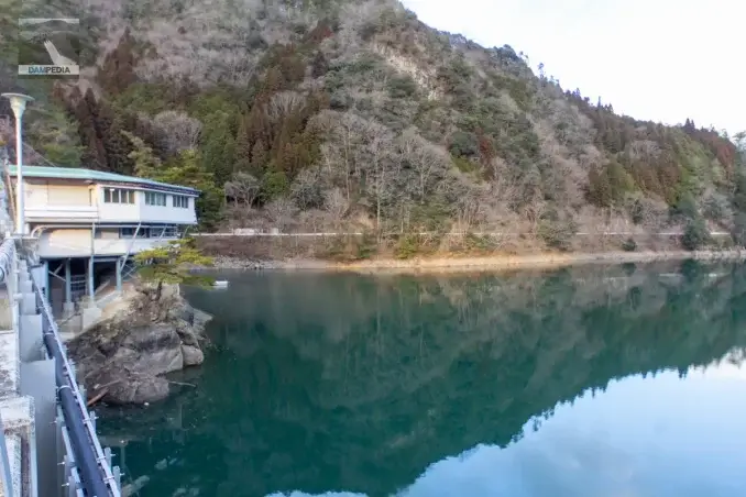 天端より管理所と貯水池を見る