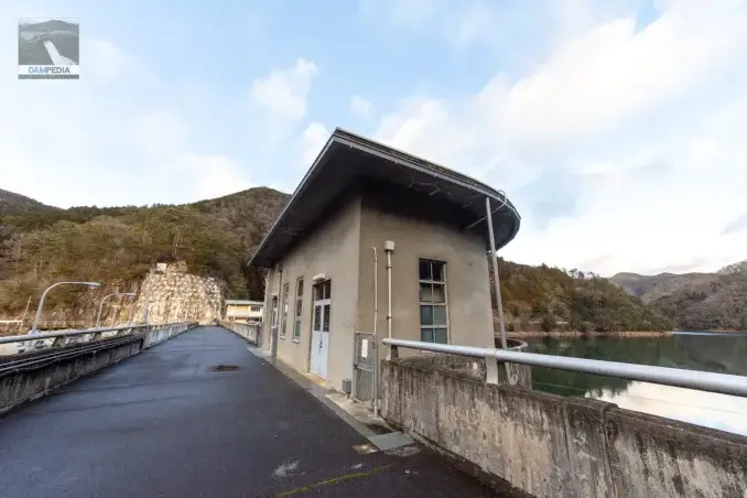 天端より取水塔建屋を見る