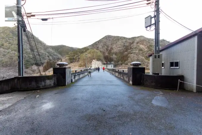 左岸より天端を望む