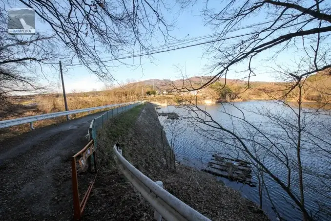 左岸より天端と堤体上流面を見る