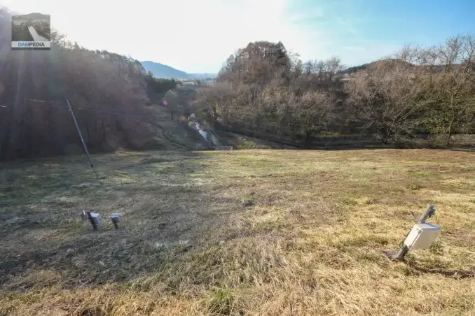 从顶部往下游看