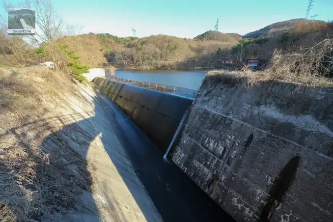 右岸より上流側の余水吐を見る