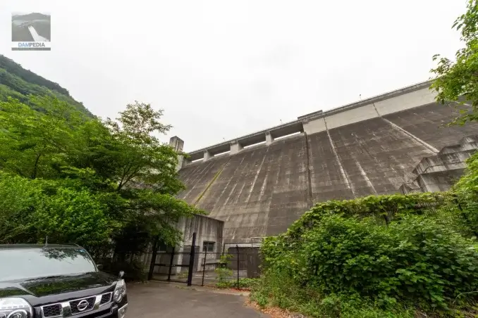 堤体下流面を左岸寄りに見る