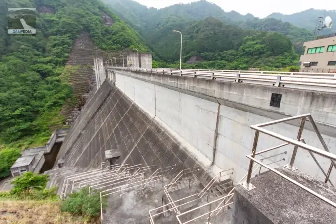 左岸より堤体下流面を見る