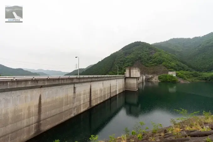 左岸より堤体上流面を見る