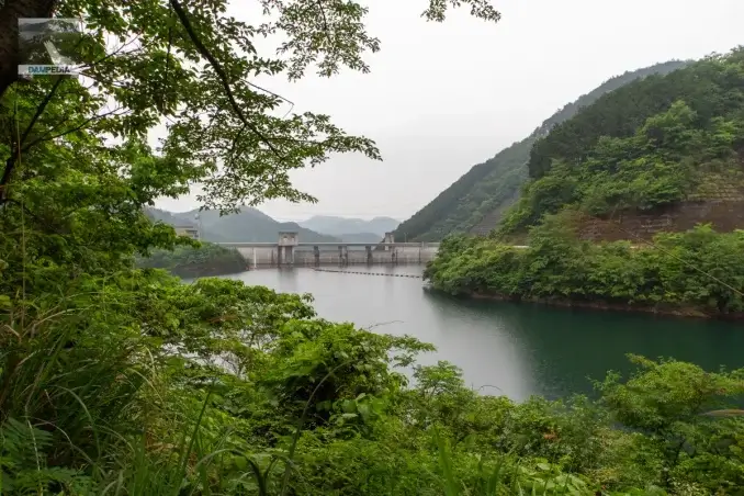 上流より堤体上流面を見る