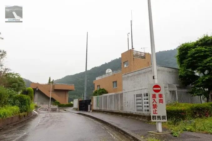 管理所(右手)と艇庫(左手)を見る