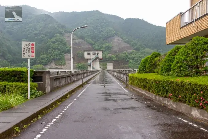 右岸より天端を見る