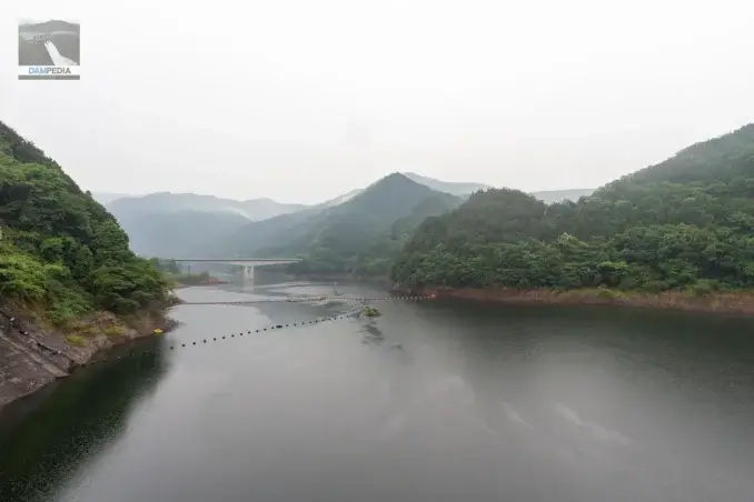 天端より貯水池を見る