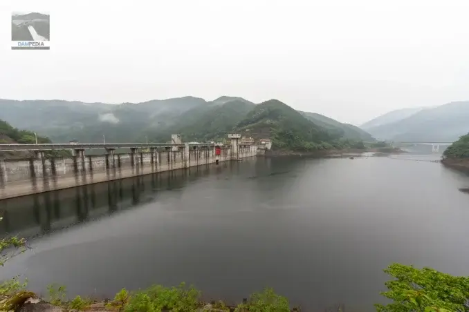 左岸より堤体上流面を見る