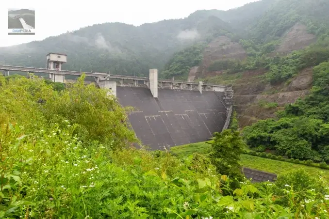 右岸下流に向かう途上で堤体下流面を見る