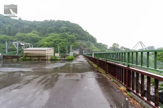右岸より天端周辺を見る
