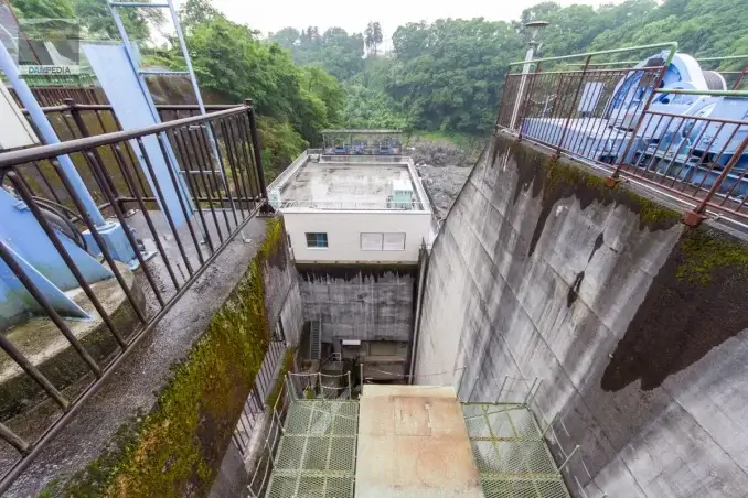 天端より高津戸発電所を見る