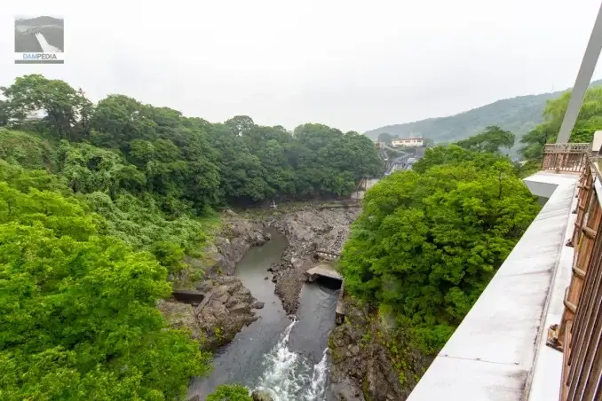 はねたき橋より高津戸ダム方面を見る