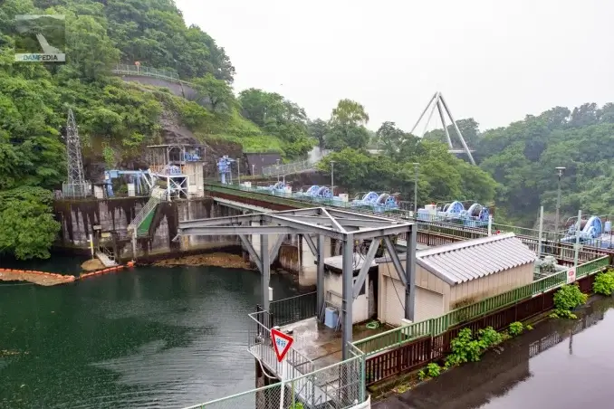 右岸の階段より堤体上流面を見る